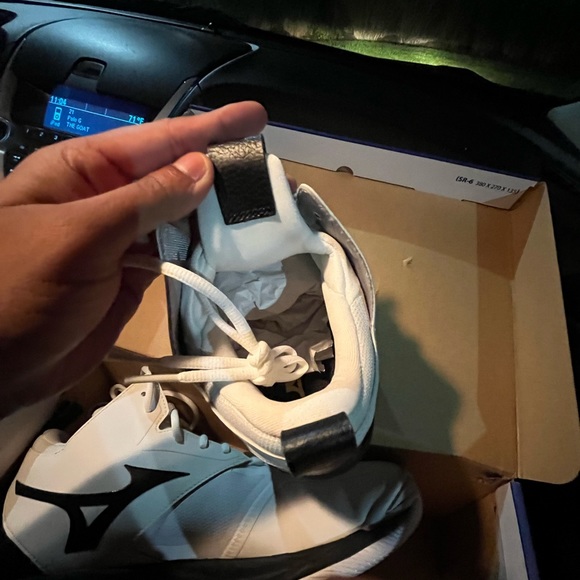 Brand new mizuno volleyball shoes - Picture 6 of 7